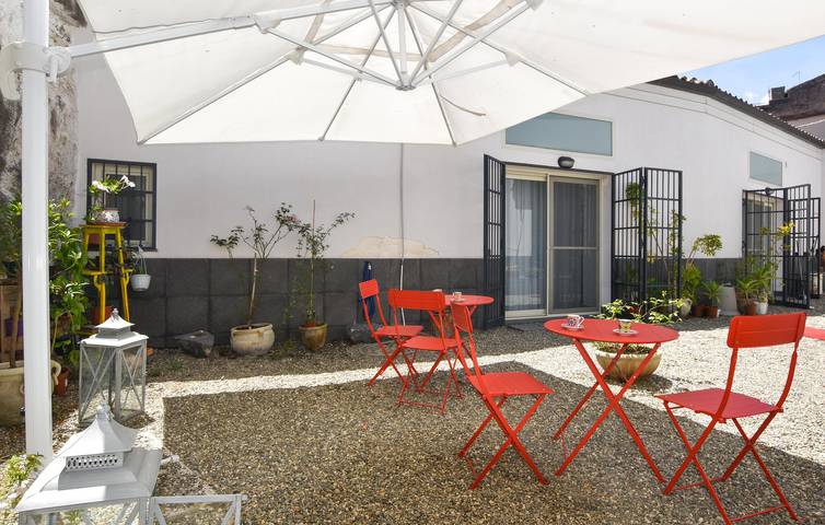 Vacation rental for 4 people, with terrace and yard, with pets in Catania