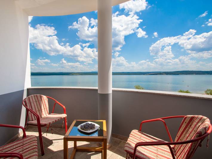 Ferienwohnung für 5 Personen, mit Balkon und Terrasse sowie Garten und Seeblick in Grad Šibenik