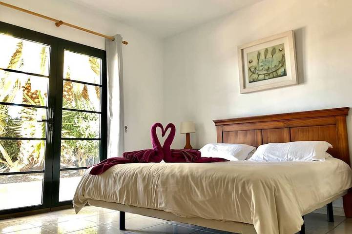 Large 4 Bedroom, 3 Bathroom Villa with Large Pool, Wifi, English TV. BBQ in Playa Blanca, Yaiza