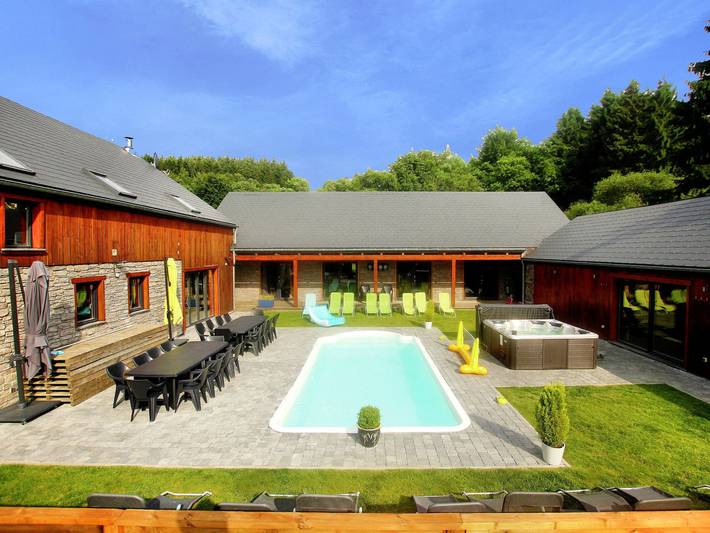Location de vacances pour 15 personnes, avec jardin et piscine ainsi que terrasse et sauna dans Dochamps