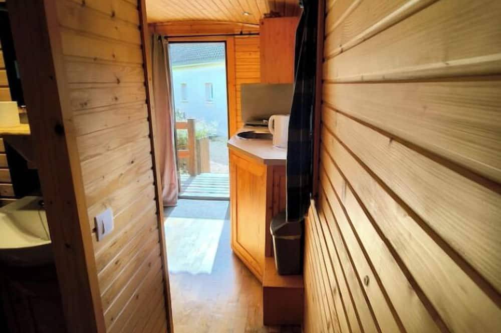 Roulotte Gîte, 2 persons, green setting in La Flèche, Sarthe