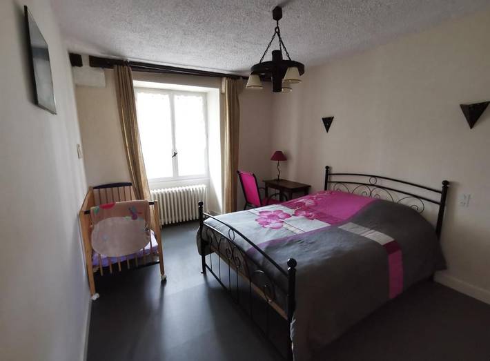 Location de vacances pour 7 personnes, avec Terrasse ainsi que Jardin et Vue à La Celle-Guenand - 4