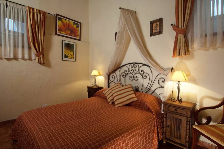Villa 'Bougainvillea Cottage' con piscina, jardín y Wi-Fi in Tamaide, San Miguel de Abona