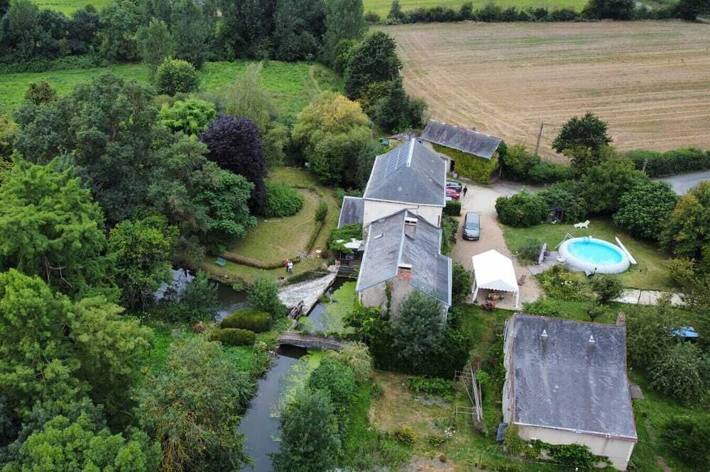 La roulotte du moulin de palet bleu foncé in Baugé-en-Anjou, Vallée de la Loire