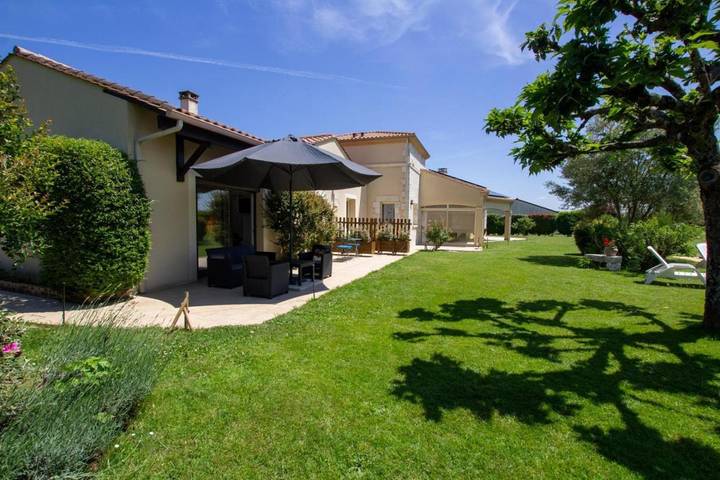 Location de vacances pour 6 personnes, avec jardin ainsi que piscine et terrasse à Saint-Laurent-des-Vignes - 2