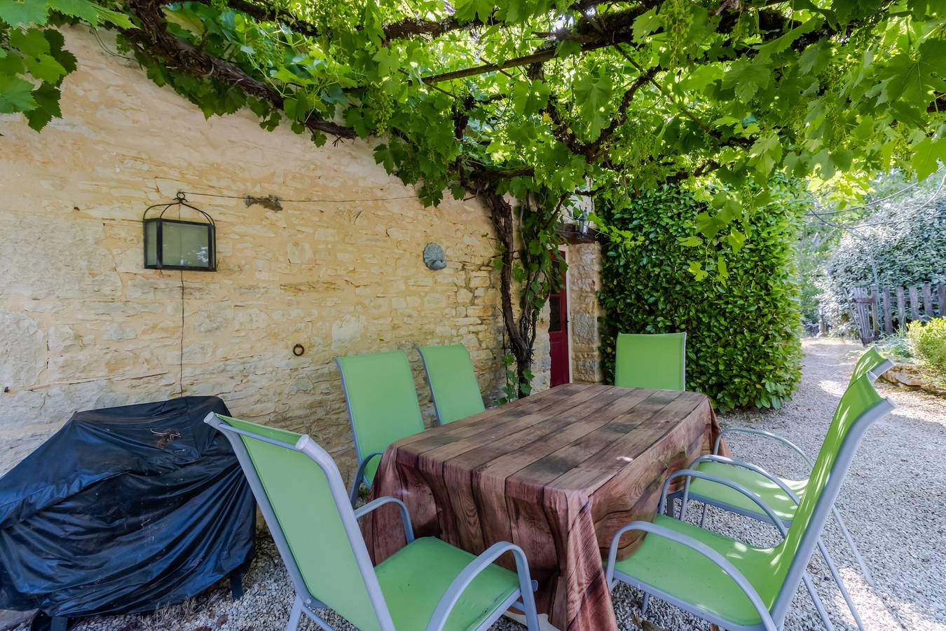 Petite maison "Gite Soleil" avec piscine partagée, terrasse privée et Wi-Fi in Dégagnac, Lot