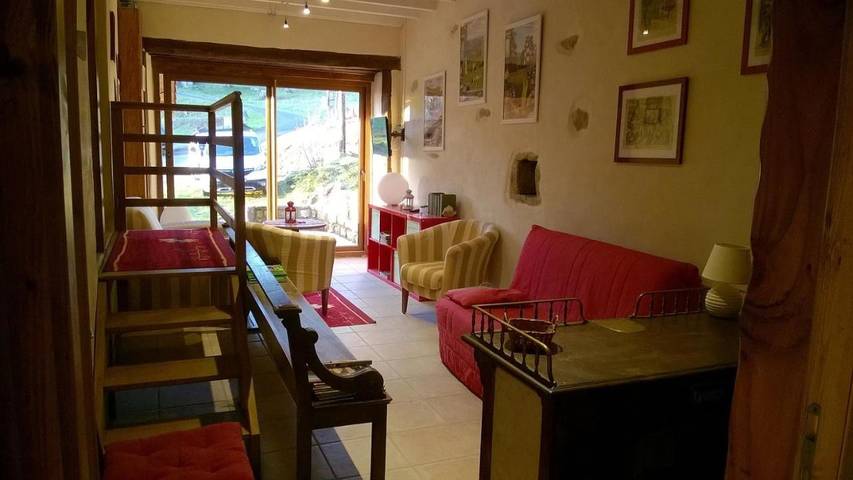 Location de vacances pour 5 personnes, avec vue et jardin à Vertolaye - 4