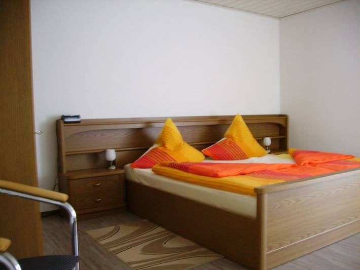 Ferienwohnung/Pension Hensler - Ferienwohnung mit 60 qm im Obergeschoss, max. für 2 Personen in Herbstein, Vogelsberg Region