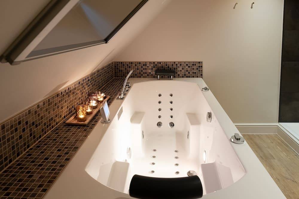 Holiday Home Relax with sauna, jacuzzi and sunshower in Ypres in Ieper, West-Vlaanderen