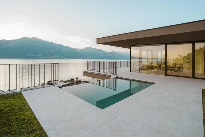 Villa pour 10 personnes, avec vue et vue sur le lac ainsi que jardin et piscine à Brenzone
