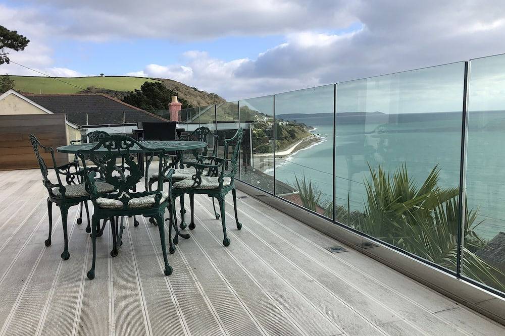 “Seawards”. House with panoramic sea views, set directly above the Sw Coast Path in Cornualles