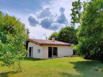 Location de vacances pour 3 personnes, avec terrasse, animaux acceptés dans Chalain-le-Comtal