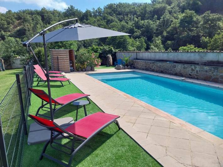 Location de vacances pour 6 personnes, avec vue ainsi que jardin et piscine à Ardoix