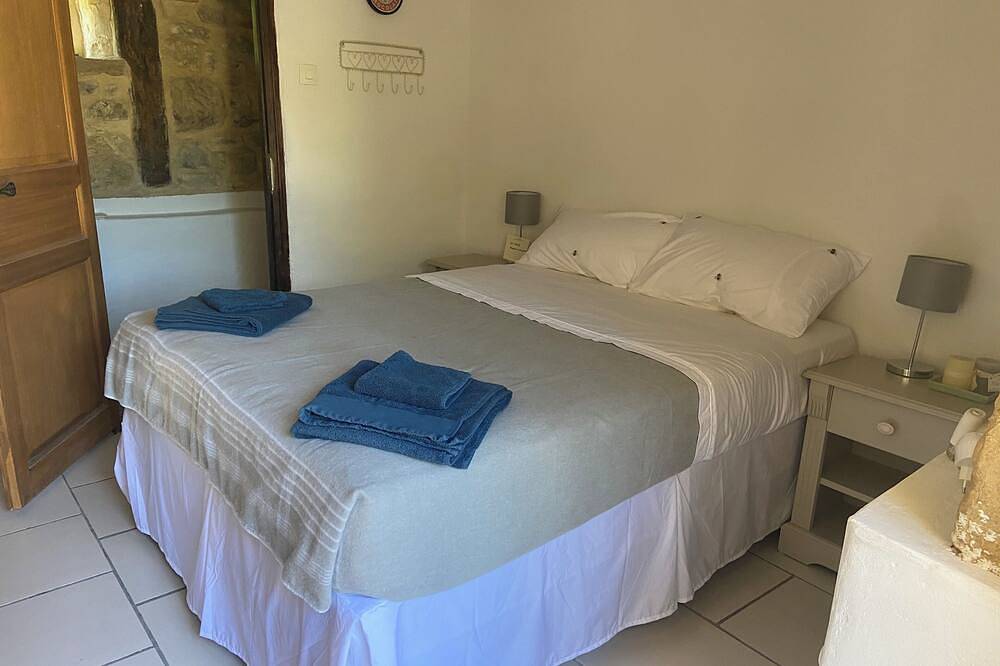 Charming chambre d'hote for 4-6 people with swimming pool and outdoor kitchen in Massif Central