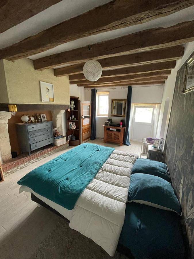 Le doux refuge bercéen au calme de sa campagne près circuit Mans Sud, grand lit avec berceau et possibilité lit pliant en rajout, relais motard, Nespresso à disposition dans chambre in Marigné-Laillé, Sarthe