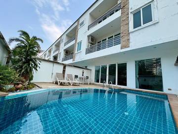Villa pour 4 personnes, avec vue ainsi que terrasse et piscine à Pattaya