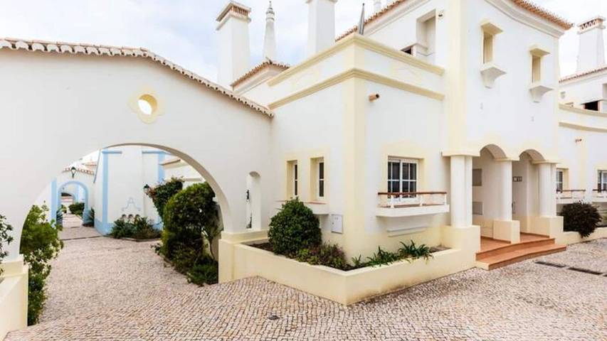 Casa de férias para 5 pessoas, com piscina e terraço em Budens