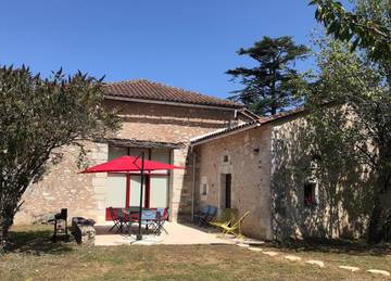 Gîte pour 6 personnes, avec piscine ainsi que vue et jardin, animaux acceptés à Mensignac