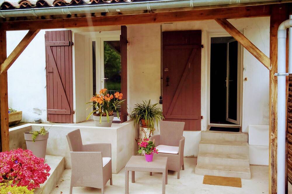 Appartement entier, Mercus - Garrabet  au centre du village Appartement 49 m², 2 personnes. in Mercus-Garrabet, Ariège