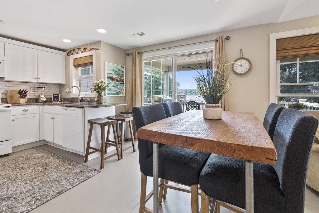 Wrigley Beach House |Great Views of Lake |2nd Floor |Balcony |Steps to Beach & Shopping |Parking in Lake Geneva (WI), Walworth County