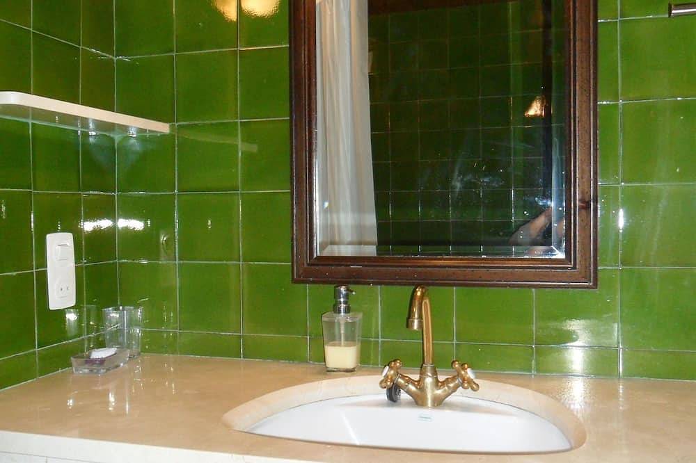 Entire apartment, House in rural area with garden, 10 minutes from the center of Girona. in Girona, Gironès