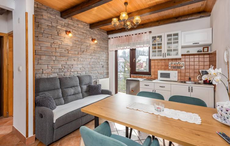 Gemütliches Apartment in Fuzine mit WLAN und Terrasse, nur wenige Schritte vom Stadtzentrum entfernt in Fuzine, Primorje-Gorski Kotar