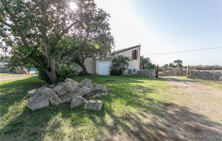 Casa vacanza per 13 persone, con terrazza e piscina nonché idromassaggio e giardino, con animali domestici a Ragusa