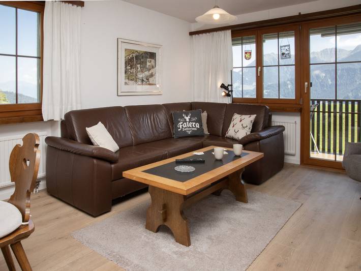 Ferienwohnung für 5 Personen, mit Garten und Ausblick sowie Sauna und Balkon, mit Haustier in Falera