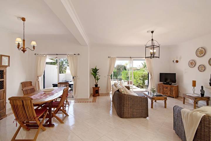 Holiday Home 'Casa Marisol Albufeira' close to the Beach with Shared Pool & Wi-Fi in Albufeira e Olhos de Água, Faro distrikt
