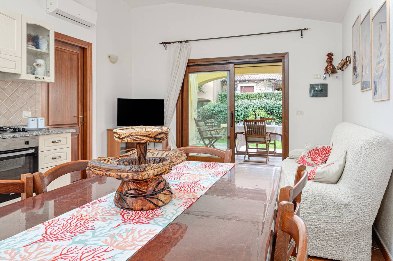 Villa 'Conchiglia' con Terrazza Privata e Aria Condizionata in Nuragheddu, San Teodoro
