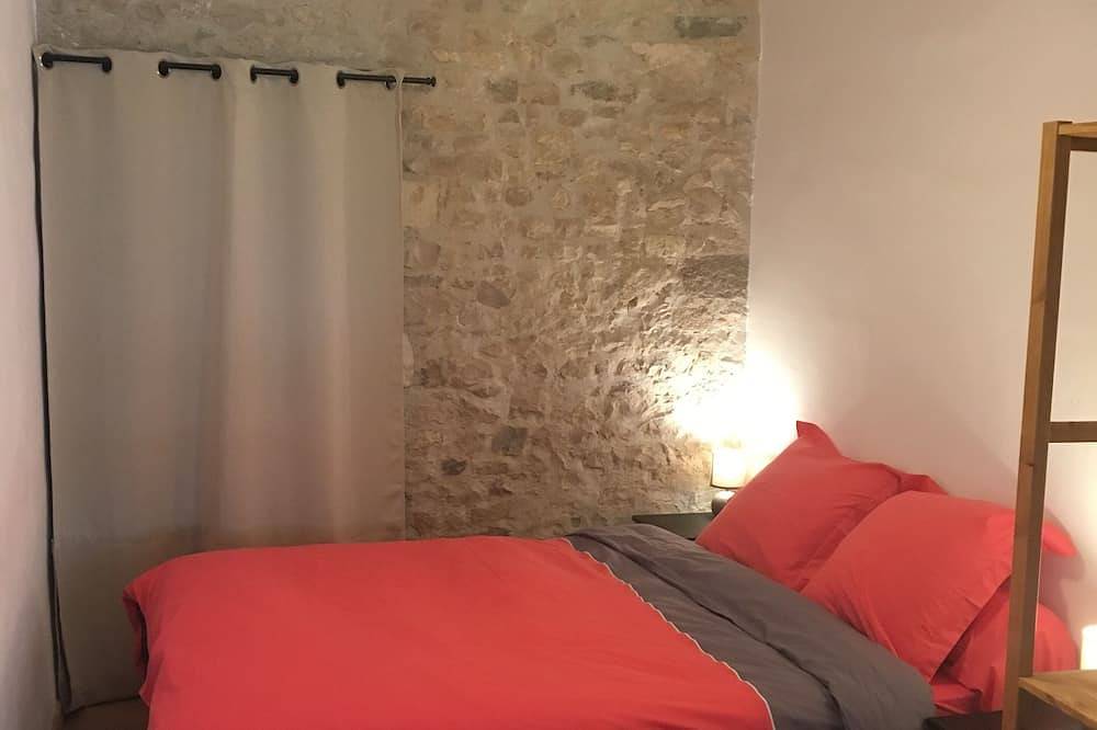Appartement entier, Appartement au coeur du vieux Nîmes (parking inclus, hauteur max : 1 mètre 90) in Nîmes, Région de Nîmes