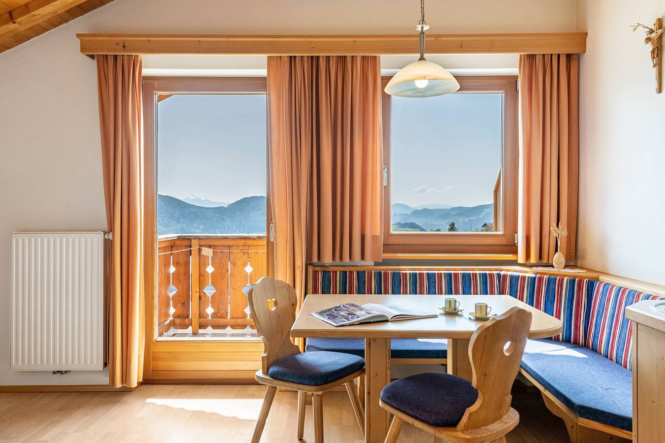 Appartamento intero, Appartamento 'Haus Alpenblick Apt Brunelle' con vista sulle montagne, giardino in comune e Wi-Fi in Laion, Dolomiti Superski