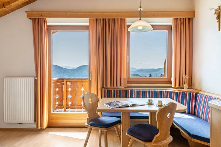 Hel lägenhet, Apartment 'Haus Alpenblick Apt Brunelle' with Mountain View, Shared Garden and Wi-Fi in Lajen, Dolomiti Superski