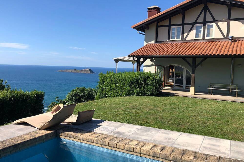 Adosado en la Costa con Excelentes Vistas al Estuario de Urdaibai in Ibarrangelu, Urdaibai Biosphere Reserve