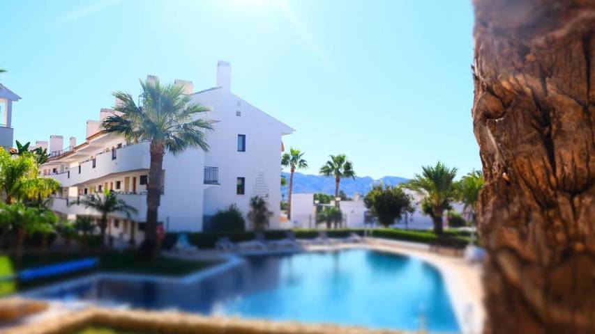 Apartamento para 4 personas, con jardín además de jacuzzi y piscina en Alfàs del Pi