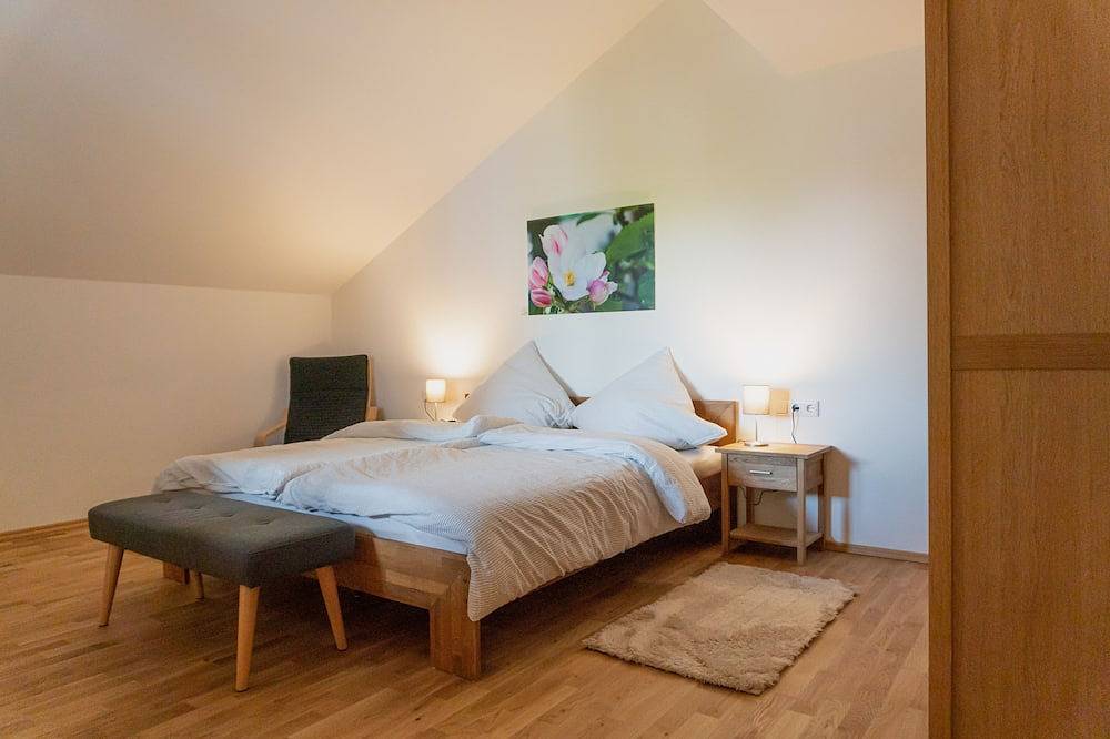 Ganze Wohnung, Große Ferienwohnung im schönen Mangfalltal unterhalb des Irschenbergs in Bruckmühl, Landkreis Rosenheim