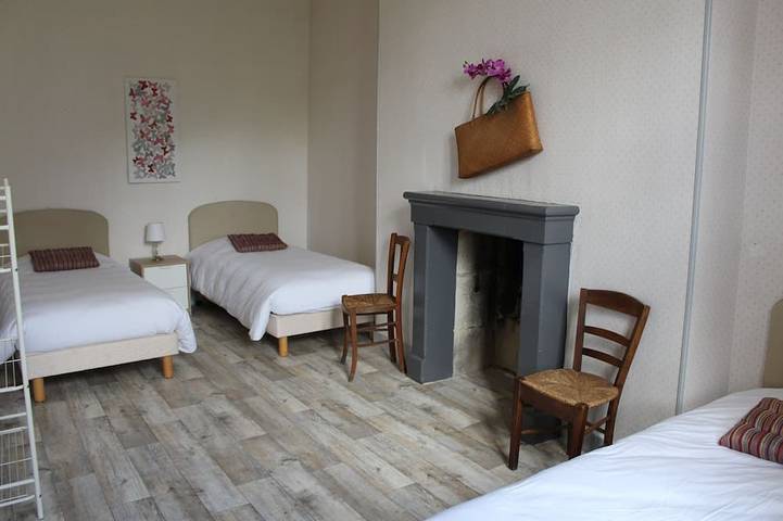 Gîte pour 5 personnes, avec terrasse et jardin, animaux acceptés à Le Puy-Notre-Dame - 3