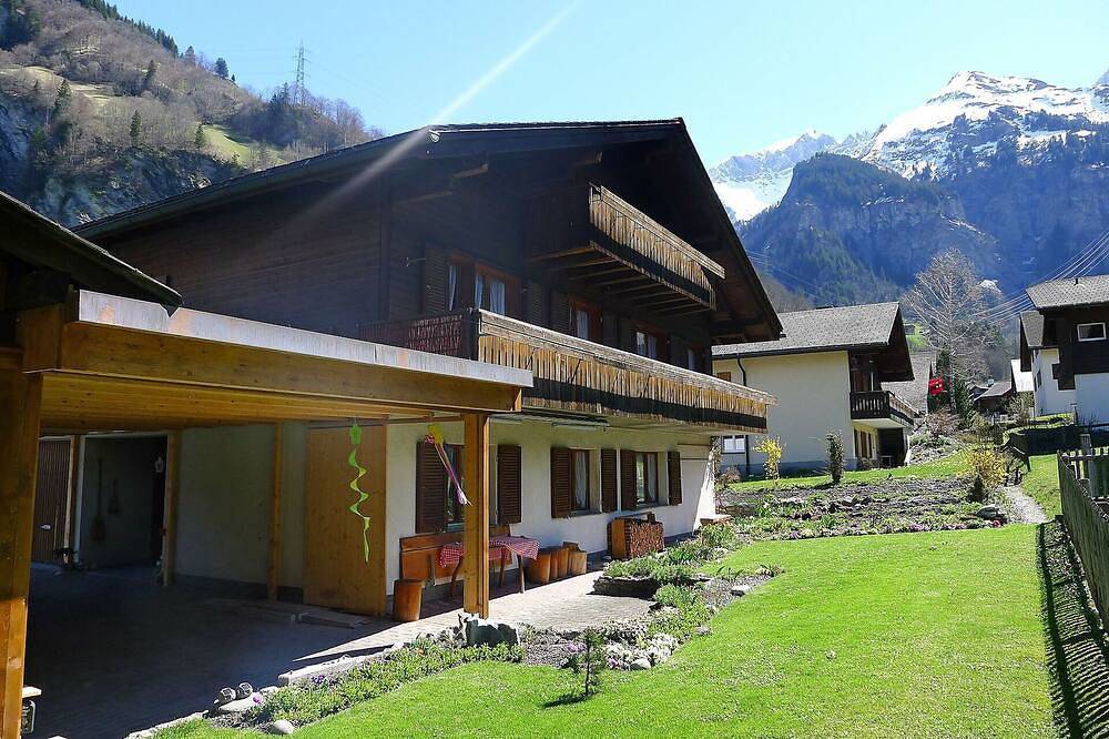 Entire apartment, Lovely apartment for 7 people with Wifi, Tv, patio, panoramic view and parking in Elm (Glarus), Glarus Süd