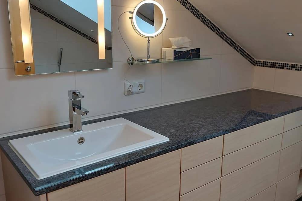 Ganze Wohnung, Ferienwohnung Holzmaier, 58 qm mit zwei Schlafzimmer und Balkon in Bad Aibling, Landkreis Rosenheim