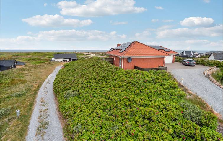 Feriehus for 6 personer, Terrasse og Jacuzzi i tillegg til Hage og Sauna i Vorupør