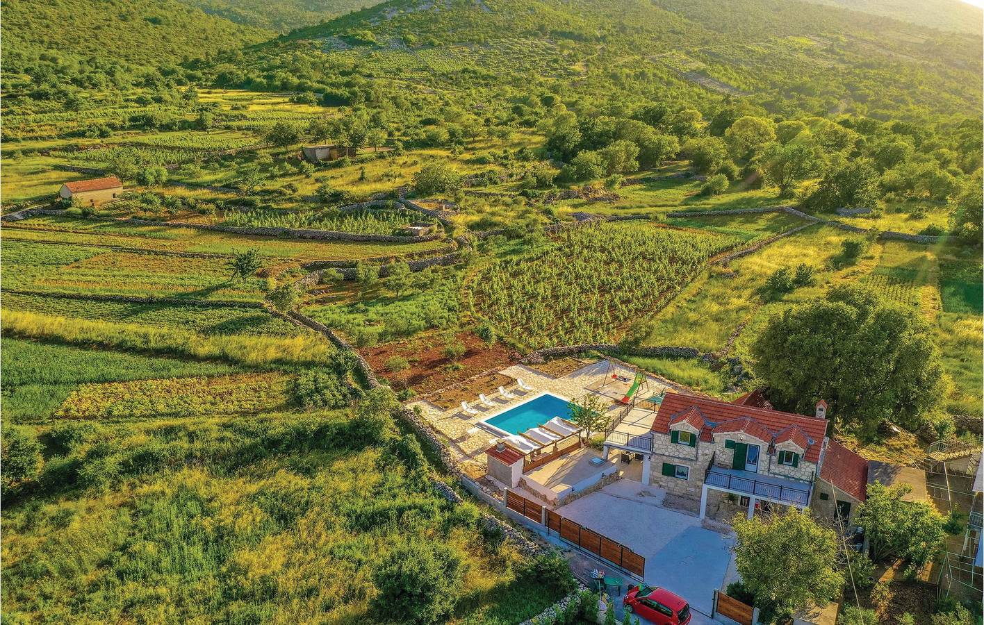 Geräumige 2-Zimmer-Wohnung mit Pool, WLAN und Terrasse in Ljubitovica, Seget