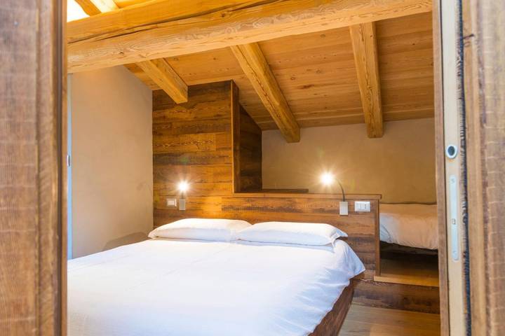 Location de vacances pour 3 personnes, avec Balcon et Terrasse ainsi que Jacuzzi et Jardin à Usseaux
