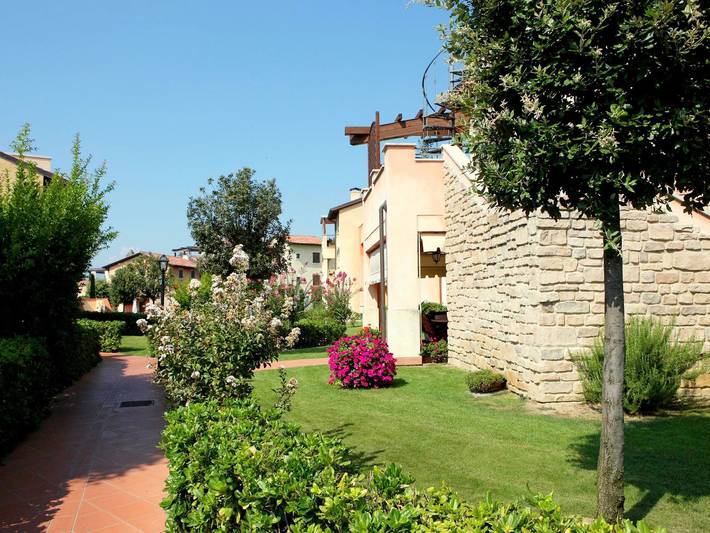 Ferienwohnung für 2 Personen, mit Pool und Terrasse sowie Garten in Peschiera del Garda