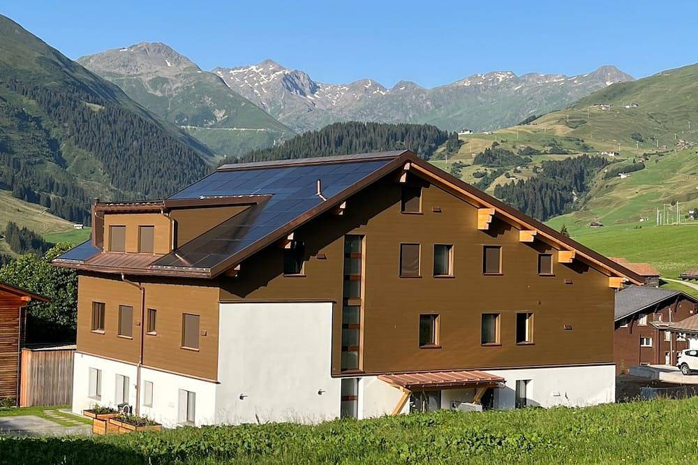 Ganze Wohnung, Neue Ferienwohnung in mitten der Skiarena Andermatt Sedrun mit Indoorgolfplatz in Sedrun, Tujetsch
