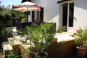 Location de vacances pour 6 personnes, avec jardin ainsi que piscine et terrasse à Le Porge