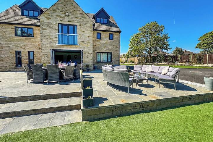 Holiday rental for 12 people, with garden and hot tub, with pets in Barnsley
