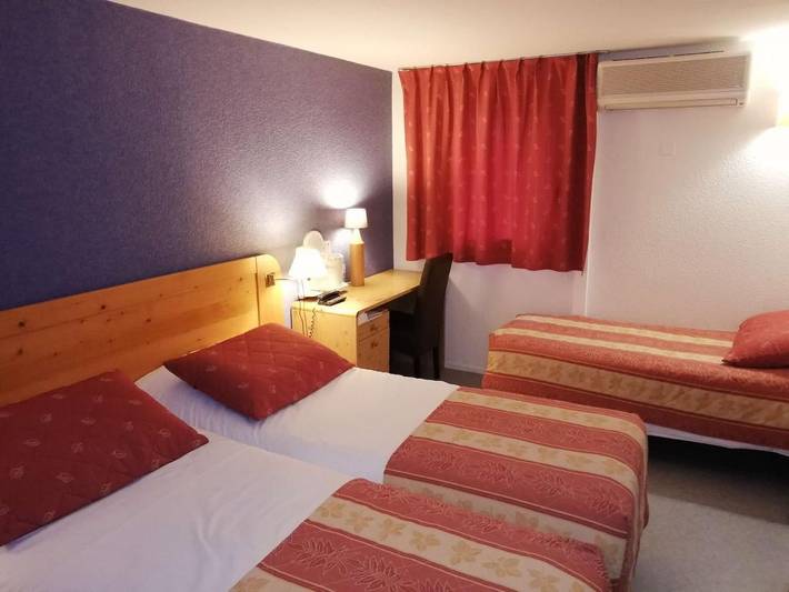 Hôtel pour 3 personnes, avec Terrasse ainsi que Jardin et Piscine