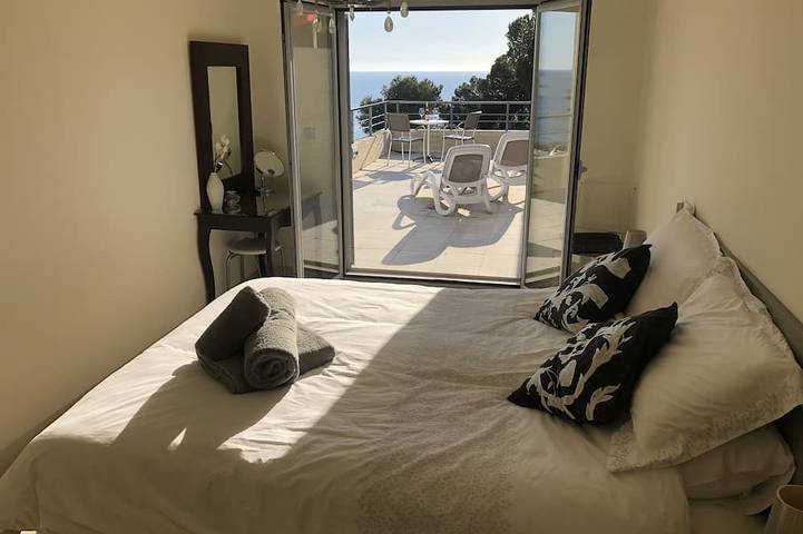 Superb location & views, heated pool (Apr - Oct), beach/restaurants 7 mins walk! in La Herradura, Almuñecar