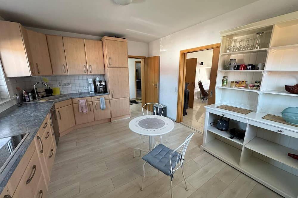Ganze Wohnung, Großes 3 Zimmer Ferienwohnung mit Terrasse, Garten und Stellplatz in Hilzingen, Hegau