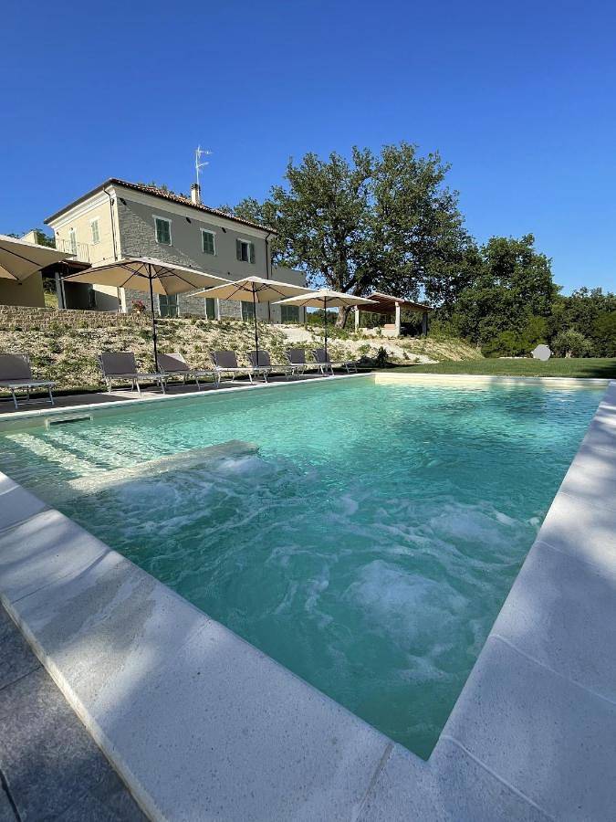 Agriturismo voor 4 personen, with zwembad and uitzicht as well as tuin in Marche